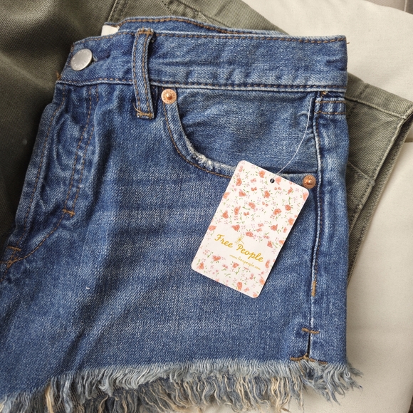 Free People x We The Free Soft and Relaxed Cutoff Denim Shorts Sz 26 NWT - Picture 5 of 9